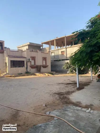 قطعة أرض بها استراحة للبيع